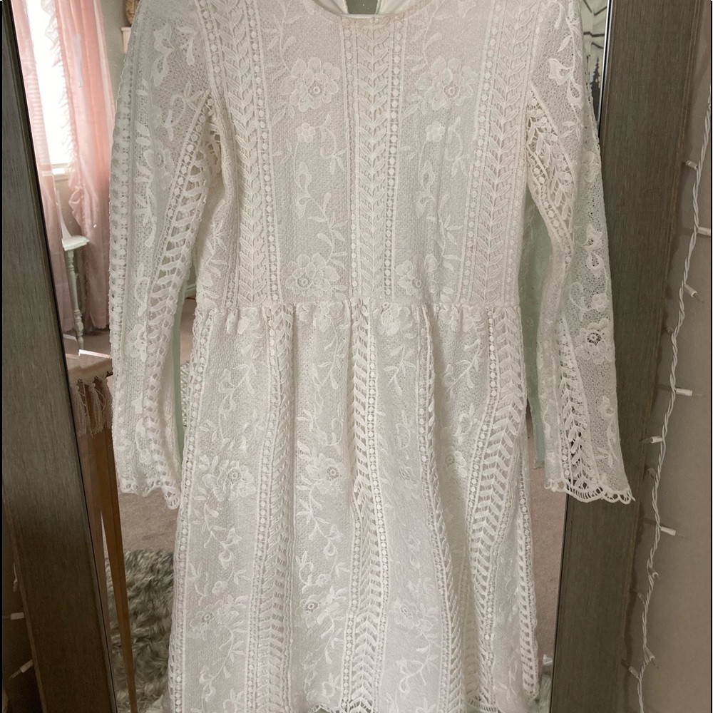 White lace mid size dress with sleeves brand new!